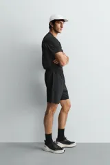 Pantalones deportivos cortos de tejido técnico ligero y elástico, con cintura elástica ajustable, bolsillos frontales y aberturas laterales en el bajo.