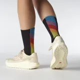 Championes de running todoterreno Salomon Aero Blaze 3 Grvl, color beige claro con detalles en naranja y suela adherente.