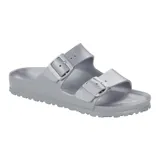 Sandalia Birkenstock modelo Arizona, confeccionada en material EVA ligero y resistente al agua. Presenta diseño de dos correas ajustables con hebillas metálicas del mismo tono y plantilla anatómica.