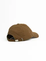 Gorro con visera color beige, con logo bordado de una montaña en el frente.