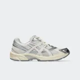 Championes Asics Gel 1130, zapatillas de running con base de malla color beige, revestimientos de cuero sintético metalizado en plata y detalles en rosado claro. Incorporan tecnología GEL en el talón.