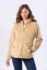 Campera de sherpa color beige con capucha, cierre frontal completo y bolsillos laterales. Presenta detalles en cuero en el tirador del cierre y en los bolsillos.