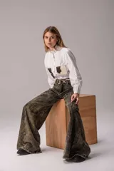 Pantalón wide leg de jean en tono azul, con diseño bicolor que combina paneles laterales en color blanco, bolsillos traseros appliqués y detalles de etiqueta de cuero con la marca.