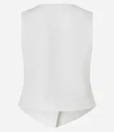 Chaleco sastre color marrón chocolate con escote en V y cierre frontal con botones.