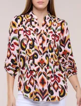 Blusa Zac & Rachel de gasa estampada con patrón multicolor, cuello mao con escote en V y botones frontales. Cuenta con detalles plisados en el frente y mangas largas con sistema para ajustar.