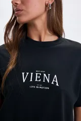 Remera de manga corta color negro con estampa frontal en color blanco con el texto Viena Life in Motion.