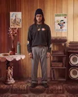 Buzo de cuello redondo en color negro con efecto lavado, manga larga y puños y cintura acanalados. Presenta estampados gráficos en el pecho y en ambas mangas.