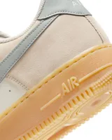 Championes Nike Air Force 1 '07 LV8, color crema con detalles en celeste y suela marrón. Confeccionados en cuero y gamuza, con amortiguación Nike Air y suela de goma.