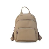 Mochila de tamaño mediano confeccionada en símil cuero color beige, con doble bolsillo frontal con cierre metálico, asa de mano superior y correas regulables de cinta tejida.