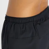 Short deportivo New Balance de mujer, modelo RC Essential, color negro con cintura elástica y tecnología NB DRY que absorbe la humedad.