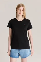 Remera básica de manga corta y cuello redondo, color negro liso, con un pequeño logo rectangular rojo de Levi's en el pecho.