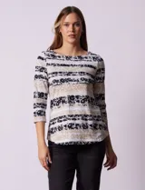 Remera de algodón marca Ruby Rd con estampado de rayas horizontales y motivos florales. Presenta escote a la base y mangas tres cuartos.