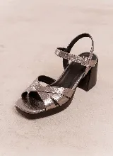 Sandalias de cuero dorado con tiras cruzadas en la parte delantera, tira ajustable con hebilla al tobillo, plataforma y taco ancho efecto madera.