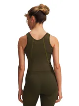 Musculosa deportiva Under Armour de la línea Vanish, confeccionada con tejido sin costuras, de ajuste al cuerpo y diseño bicolor. Presenta escote redondo y logo de la marca en el centro del pecho.