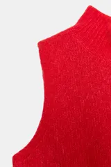 Chaleco de punto rojo con cuello subido y manga sisa.