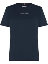 Remera de algodón de corte regular, con cuello redondo y mangas cortas. Presenta el logo de la marca bordado en el centro del pecho y la bandera distintiva de Tommy Hilfiger bordada en la manga.