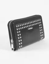 Billetera roja de cuero sintético con diseño rectangular, decorada con tachas metálicas plateadas en los bordes y logo metálico central.