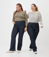Pantalón de jean recto tiro alto con elastano, color azul oscuro, con bolsillos laterales y traseros, cierre frontal con botón y cremallera, y trabillas para cinturón.