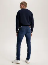 Jean azul oscuro de corte extra slim, confeccionado en tejido denim Power Stretch de mezcla de algodón. Cuenta con cierre de cremallera con botón y diseño de cinco bolsillos.