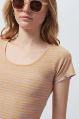 Crop top de manga corta a rayas horizontales en tonos celeste y blanco.