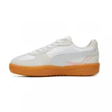 Championes Puma modelo Palermo, con diseño retro de perfil bajo. Presentan una combinación de cuero blanco y gamuza en tonos claros, con detalles en rosa pálido y una suela de goma color caramelo. Incluyen el logo de la marca en dorado en el lateral.