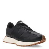 Championes New Balance modelo 327, color negro, con detalles en cuero y suela de goma color caramelo.