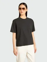 Remera de algodón color negro, de corte clásico con cuello redondo y mangas cortas.