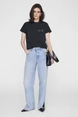Remera de algodón blanca de corte clásico, con mangas cortas y un pequeño bordado en el pecho con la frase 'I see you, I love you'.