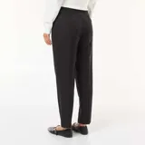 Pantalón de vestir de corte recto y tiro alto, color negro, con cierre frontal y bolsillos laterales.