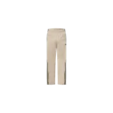 Pantalón deportivo Adidas Originals Firebird color beige, con las clásicas tres tiras negras a los lados y el logo del trifolio bordado. Cuenta con cintura elástica con cordón de ajuste.