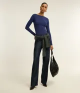 Blusa de manga larga con escote canoa, confeccionada en tejido de poliamida con elastano, de corte regular y diseño liso.