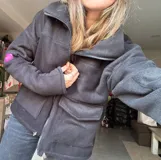 Campera de polar con estampado de cebra y forro de polar negro.