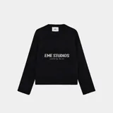 Sweater negro de punto con cuello redondo y calce oversize. Estampado frontal con el logo de la marca en color blanco.