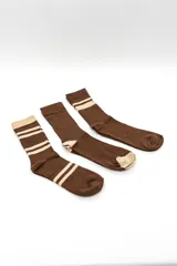 Pack de tres pares de medias crew color marrón con detalles en beige, estilo deportivo con rayas.