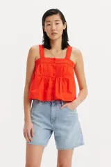 Musculosa de corte holgado con escote cuadrado, tirantes anchos y cierre frontal con botones. Presenta detalles de encaje en el escote y costuras plisadas en el frente.