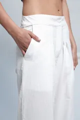 Pantalón wide leg de tiro medio-alto, confeccionado en tela tussor de algodón. Presenta tablones delanteros que aportan movimiento, corte holgado y bolsillos laterales.