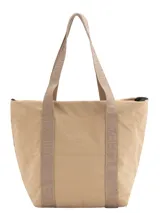 Bolso tipo shopper de lona opaca capitoneada en color beige, con diseño acolchado y correas de hombro con logo grabado. Cuenta con un amplio compartimento principal forrado y bolsillo interno.