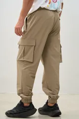 Pantalón cargo color beige con bolsillos laterales con cierre y tobillos elastizados.