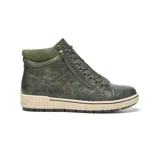 Zapatilla urbana de caña alta color verde militar, con textura de cuero envejecido. Presenta cordones y cierre lateral, y una suela gruesa bicolor en beige y negro.