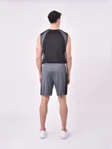 Short deportivo negro con franja lateral gris, corte a la rodilla y cintura elástica.