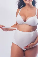 Bombacha maternal de tiro extra alto, diseñada para cubrir y sujetar la zona abdominal durante el embarazo. Confeccionada en algodón elastizado, cuenta con elástico regulable en la cintura para mayor comodidad y adaptabilidad.