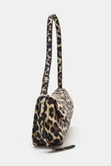 Bolso bandolera de hombro con estampado animal print tipo leopardo, solapa con cierre de botón imantado y asa ajustable con apliques metálicos. Cuenta con un bolsillo interior con cremallera.
