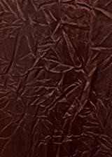 Pantalón de tiro medio en tejido satinado con efecto arrugado y diseño recto. Cuenta con bolsillos laterales, pinzas delanteras y cierre oculto con botón, gancho y cremallera.