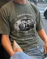 Remera oversize marrón con efecto lavado, manga corta y estampa frontal en blanco y negro de la serie The Sopranos.