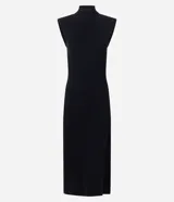 Vestido midi de punto color negro, con cuello alto, hombreras y tajo lateral. Diseño ajustado al cuerpo.