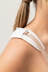 Accesorio acolchonado removible para breteles finos, color blanco.