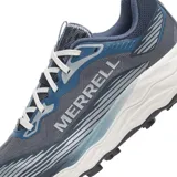 Championes de trail running Merrell modelo Agility Peak 6, color azul y gris con suela blanca y negra. Presentan parte superior de malla transpirable con detalles en TPU, cordones blancos y logo de la marca en el lateral.
