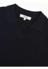 Remera tejida con cuello polo y escote en V, manga corta y diseño texturizado en canalé.