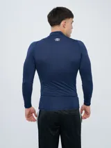 Remera térmica de manga larga y cuello alto Umbro, color gris oscuro, diseñada con ajuste ceñido al cuerpo.