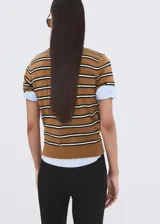 Chaleco de punto de corte recto, con estampado de rayas horizontales en tonos tostado, blanco y negro, cuello polo y cierre delantero con botones.